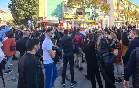 Viti i ri akademik nis online: Studentet ne proteste perpara Ministrise se Arsimit